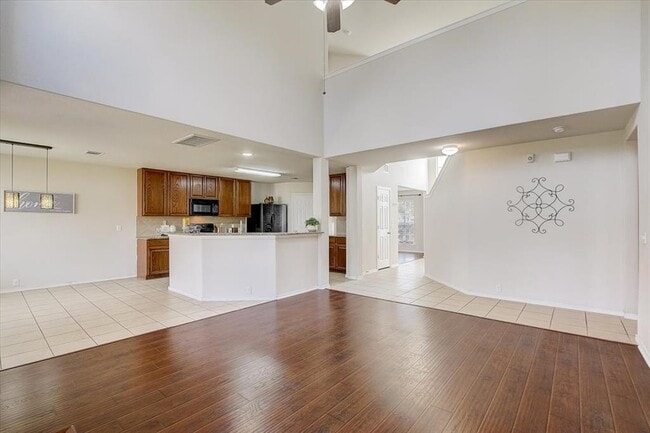 Building Photo - 537 Golden Creek Dr