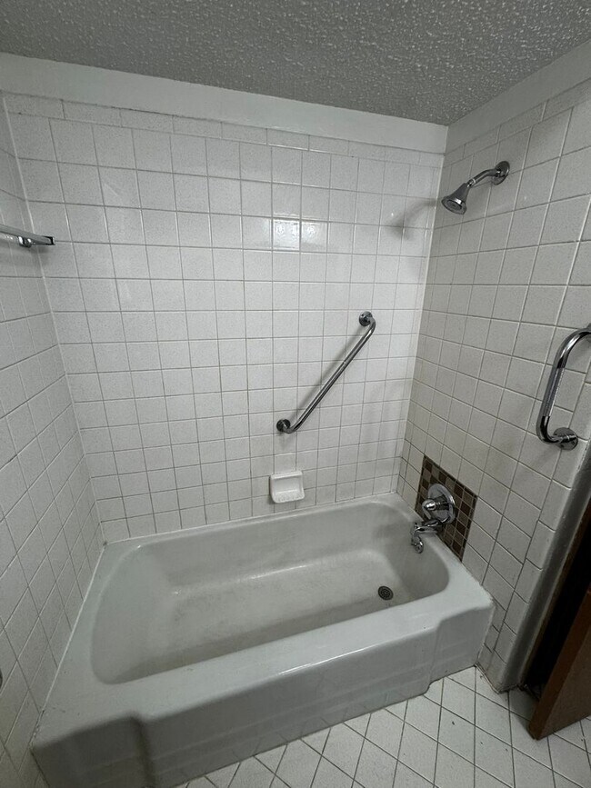 Building Photo - (3) Bed/(2) Bath with (2) Living Areas in MWC Avail NOW!