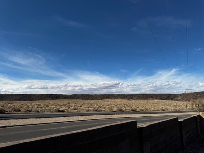 Building Photo - Spacious & Immaculate 3-Bed / 2-Bath Home