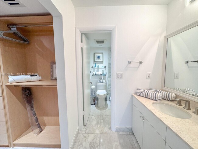 Building Photo - 3301 N Country Club Dr