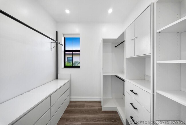 Building Photo - 9065 Watercrest Cir E