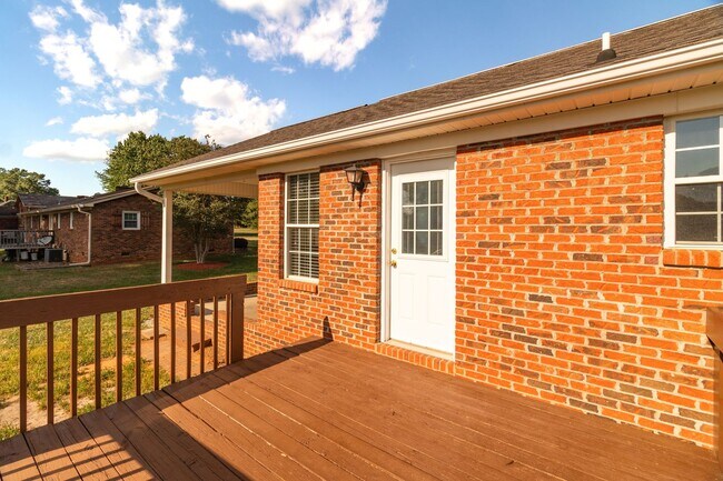 Building Photo - Beautifully Updated 3 bedroom, 2 bathroom Brick Ranch in Lexington