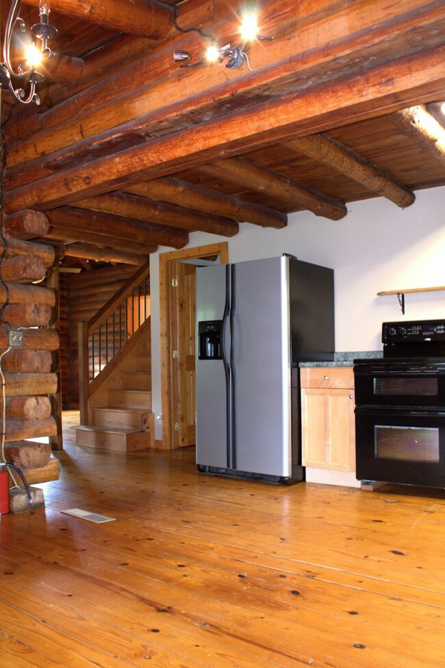 Building Photo - 3 Bedroom 2 bathroom with bonus room log cabin