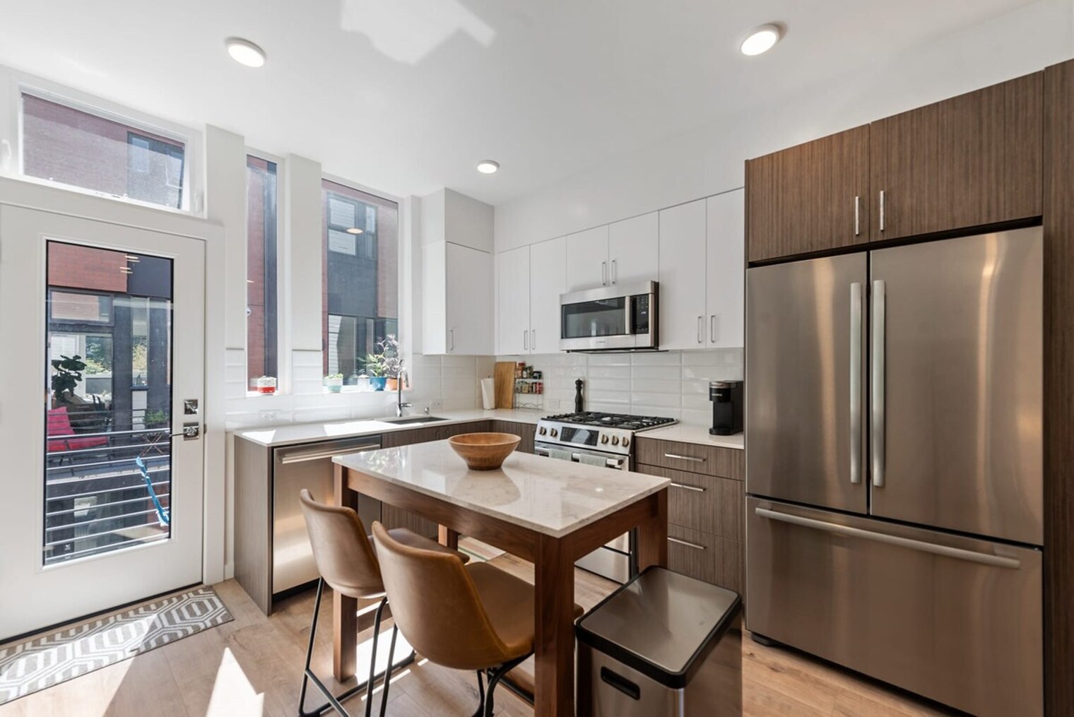 Building Photo - 422 10th Ave E