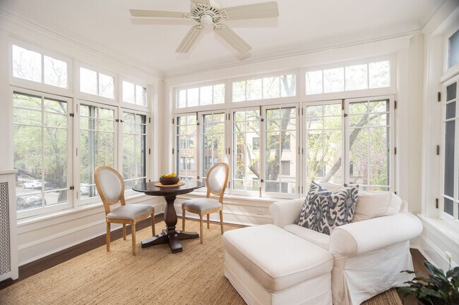 Building Photo - 901 W Ainslie St