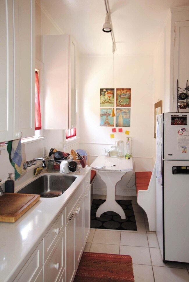 Eating nook in kitchen - 534 Fairbanks Ave