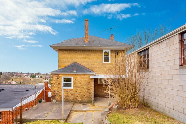 Building Photo - AVAILABLE FOR EARLY DECEMBER! Do not miss this HUGE 3-BEDROOM / 2-BATHROOM home in CARRICK!  SECT...