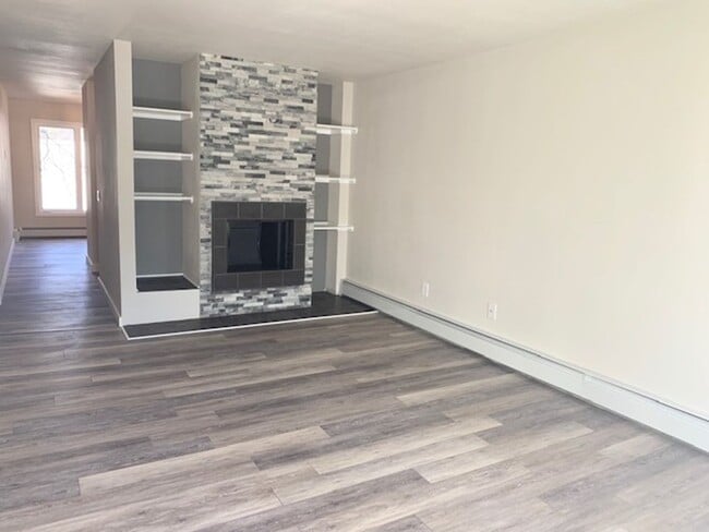 Building Photo - Inviting 2BR Gem with Balcony Views in For...
