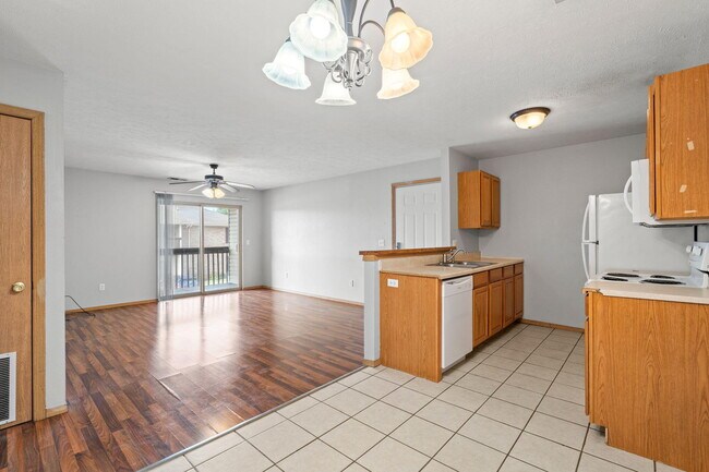 Building Photo - 815 W Warren Ave