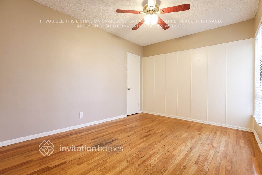 Building Photo - 15040 Valerio St