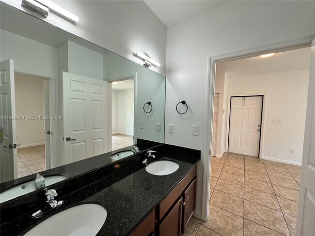 Building Photo - 1027 NE 10th Ave