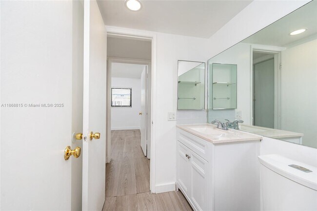 Building Photo - 8875b Fontainebleau Blvd