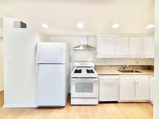 Building Photo - Bright 2 Bed 2 Bath | Surfside Community |...