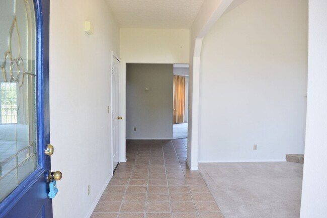 Building Photo - Beautiful 3 bedroom, 2 bathroom condo!