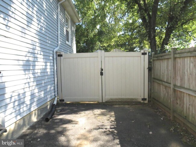 Building Photo - 1513 Wampanoag Dr