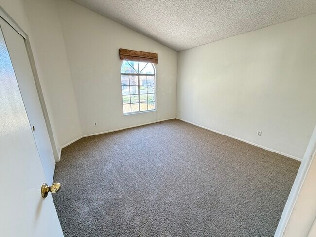 Building Photo - Carry Over Showing: This property has been shown before and will be rented to the first most qual...