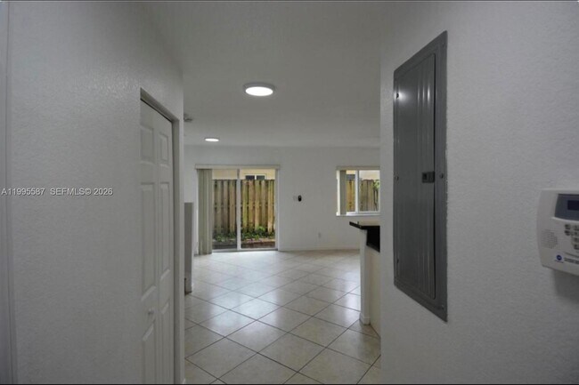 Building Photo - 324 NE 3rd St