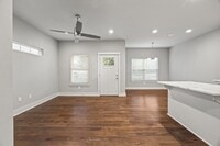 Building Photo - 910 W Cato Springs Rd