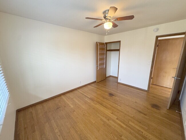 Building Photo - 1 Bed First Floor Quadplex Unit