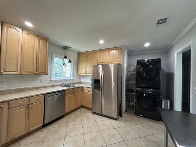 Building Photo - 405 Kingston Rd