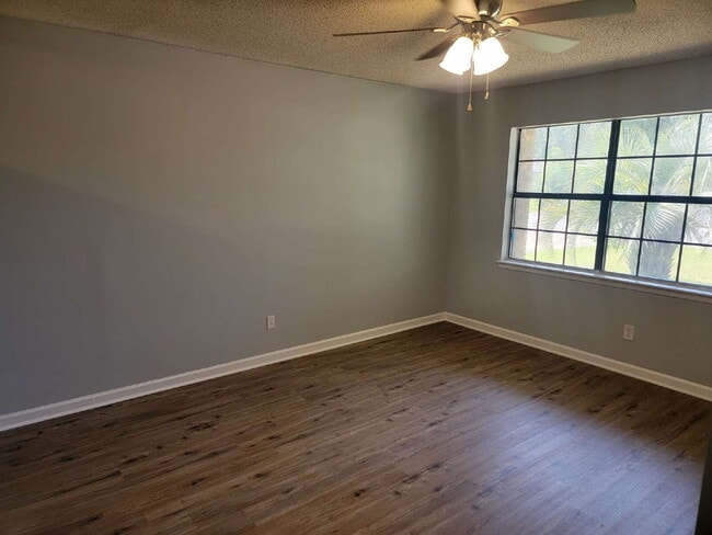 Building Photo - Fantastic location! This end unit offers the perfect blend of convenience and accessibility.