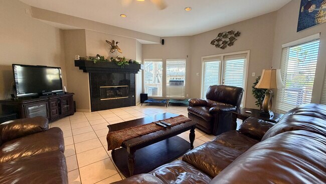 Building Photo - 13806 Primavera Dr