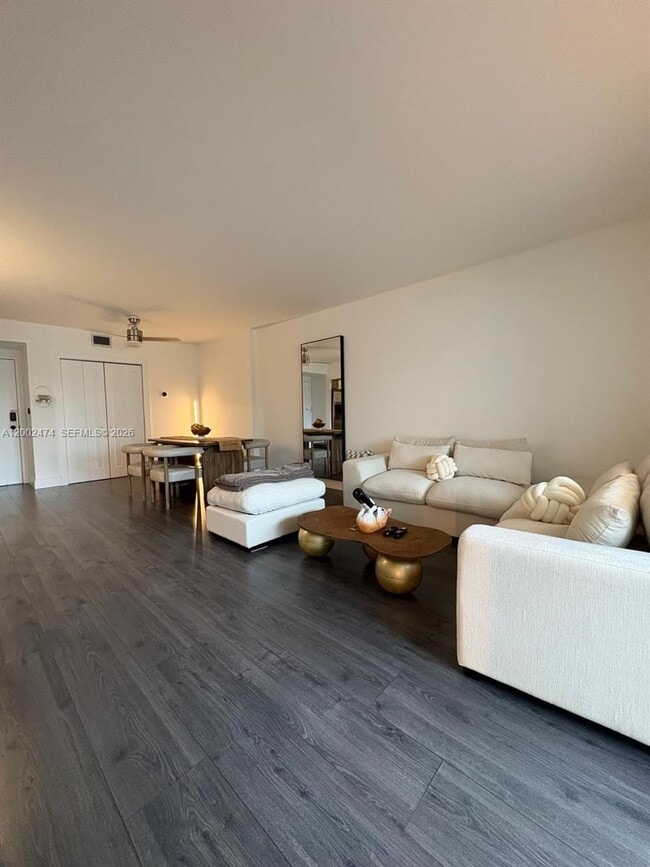 Building Photo - 4200 Hillcrest Dr