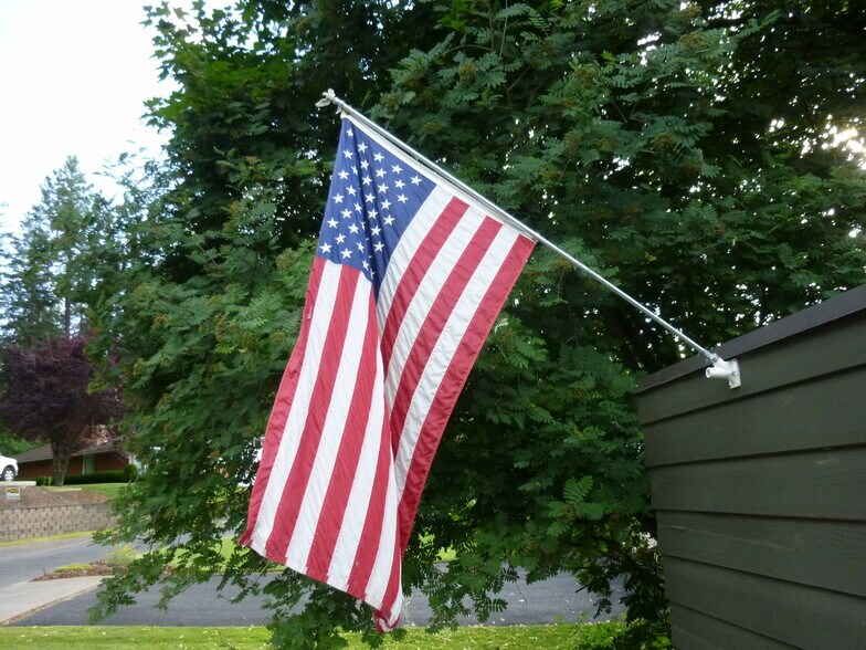 Building Photo - 1727 E Pinecrest Rd