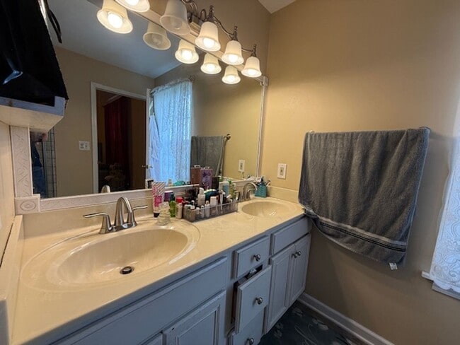 Building Photo - Comfort, Convenience, and Great Location!!