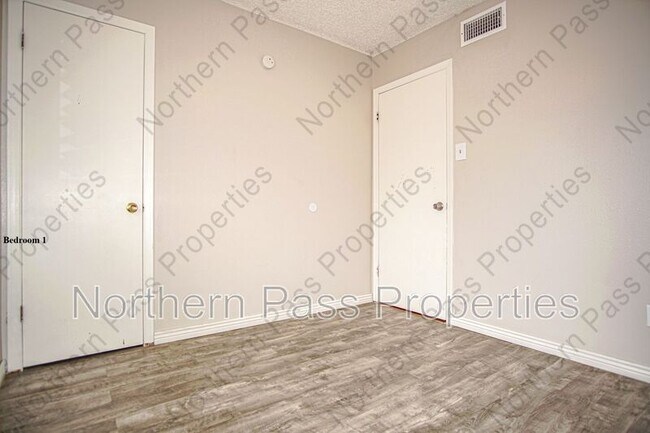 Building Photo - 8548 Arboleda Dr