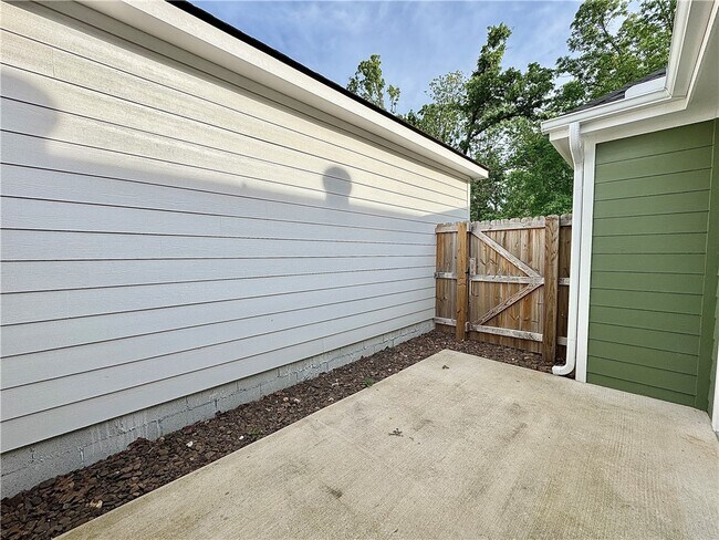 Building Photo - 707 NE Hts Ln