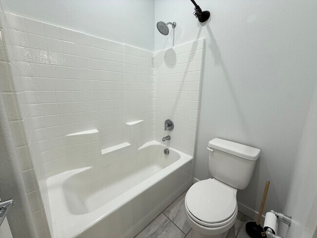 Building Photo - 3/BD 2.5/BA Sleek Townhome with High Ceili...