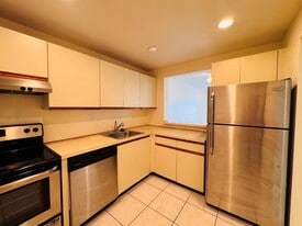 Building Photo - 8025 Colony Cir S