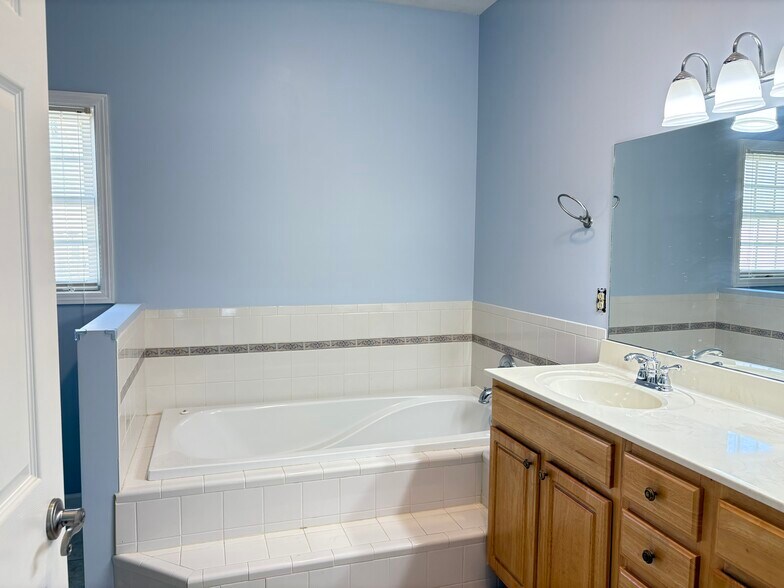 Building Photo - 118 Helen Ct
