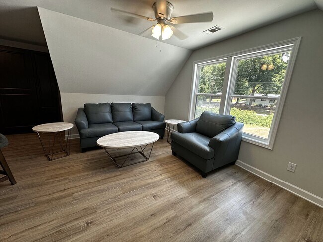 Building Photo - STUDIO APARTMENT LEASING FOR JANUARY 2026!