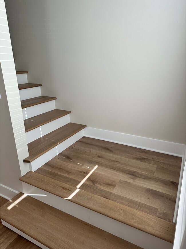 Building Photo - 102 W 15th Ave