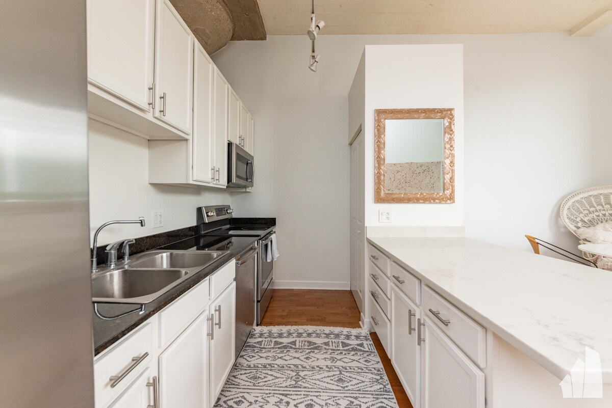 Building Photo - 4131 W Belmont Ave