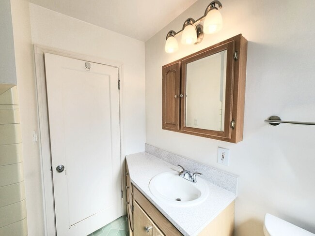 Building Photo - 2 bedroom duplex home