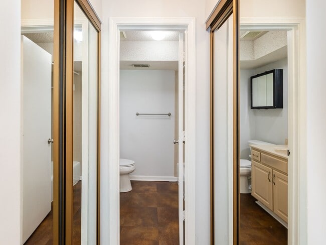 Building Photo - Shawnee Condo all redone close to Shops an...