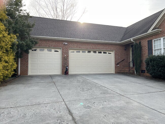 Building Photo - "Charming Kernersville Retreat: Spacious 4-Bed Gem with Granite Touches & Cozy Fireplace"