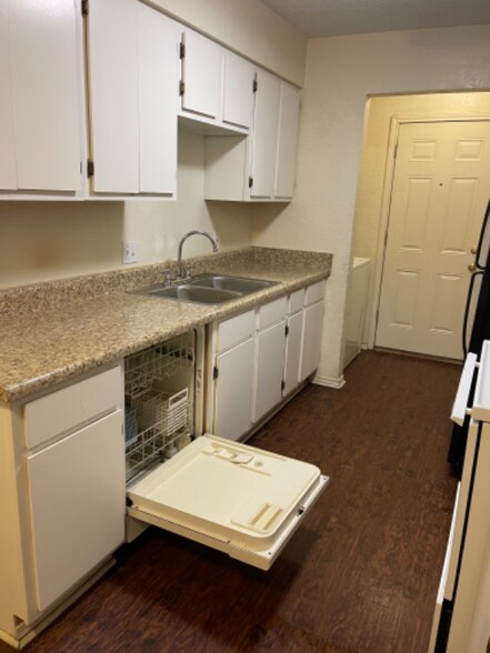 Building Photo - 6841 S Creek Dr