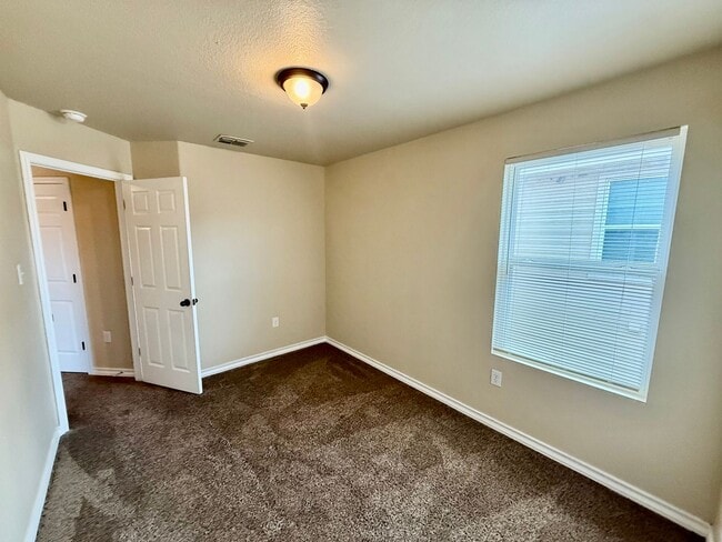 Building Photo - Beautiful 3 BR, 2.5 bath townhome located in the Judson School District