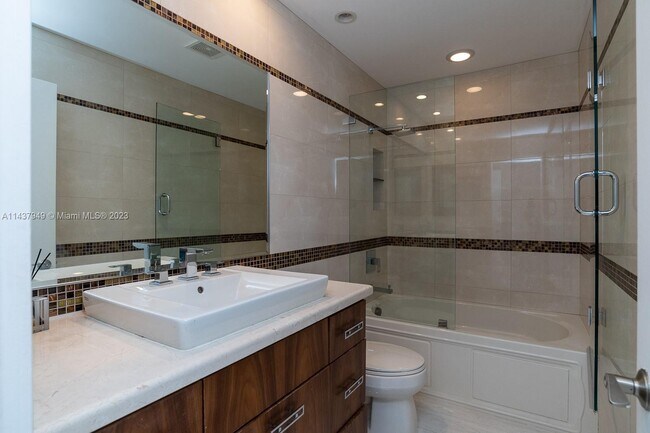 Building Photo - 76 Isle of Venice Dr