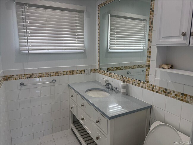 Building Photo - 25 Shinnecock Rd