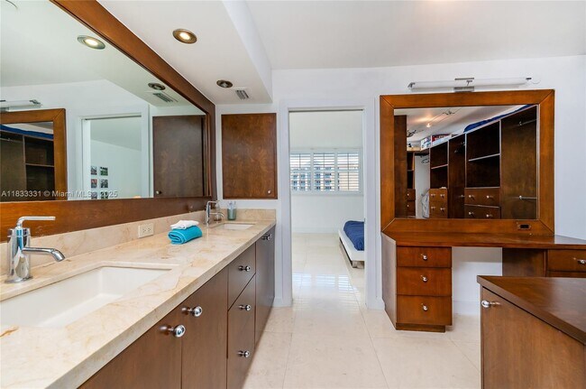 Building Photo - 613 Ocean Dr