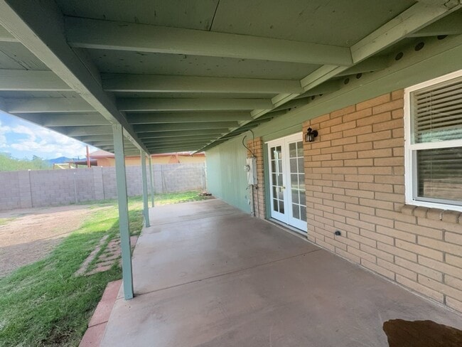 Building Photo - Beautiful 3 bedroom home - available now!