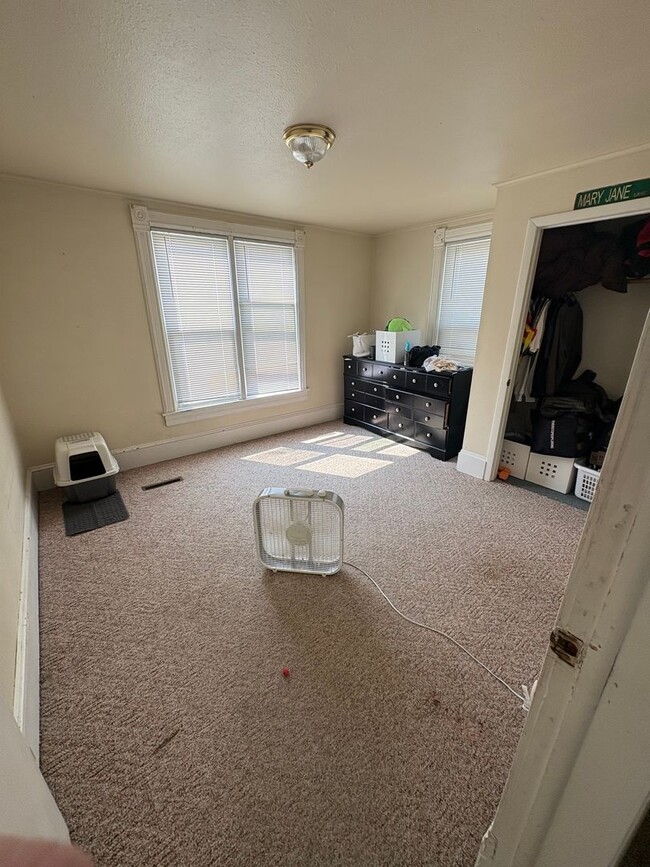 Building Photo - Campus Housing 3 Bed 1 Bath - Last Minute Availability! Steps from campus!