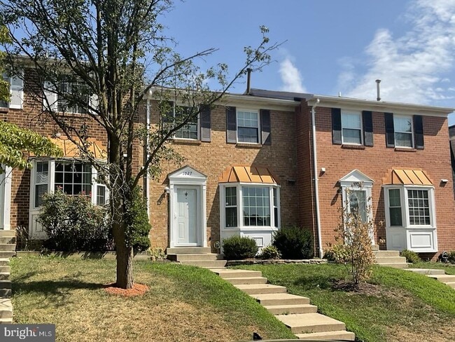 Building Photo - 1027 Travis Ln