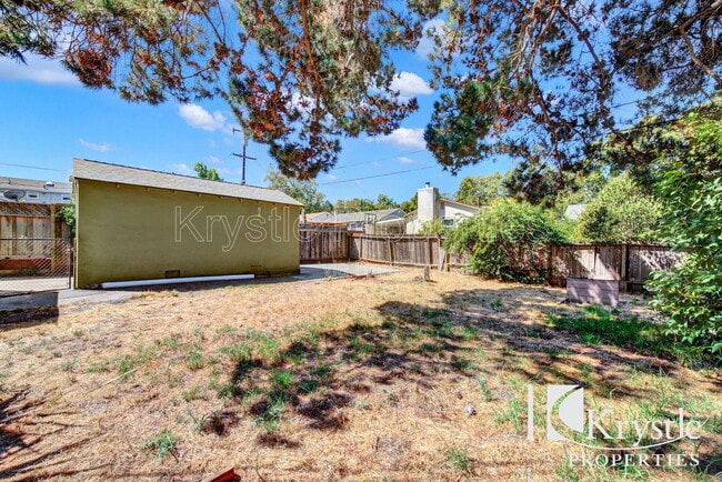 Building Photo - 579 Cedar St