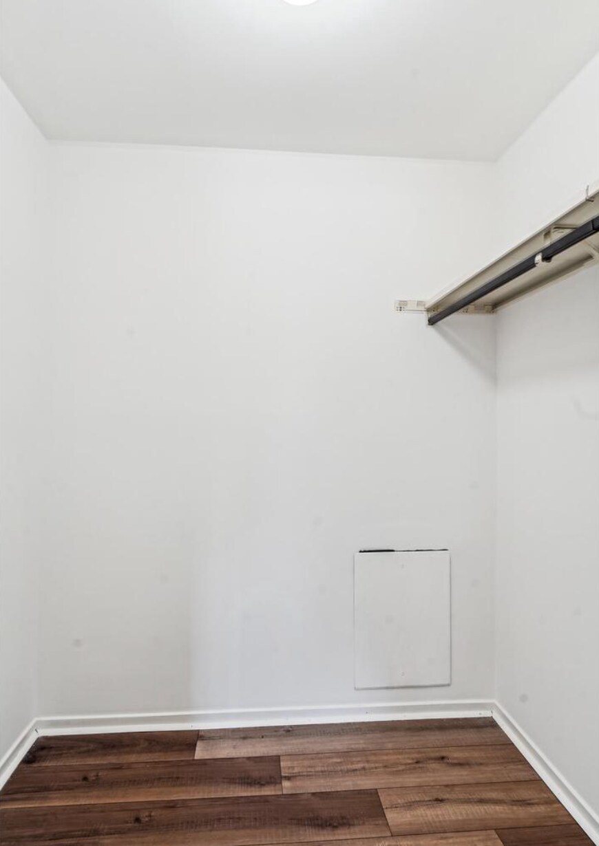 Walk in Closets - 8851 Welbeck Way